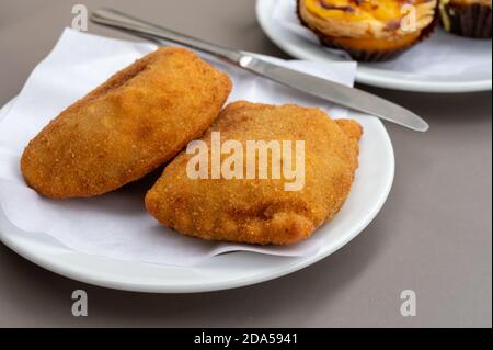 Cuisine de rue au Portugal, pâtisseries savoureuses avec de la viande ou du poisson servi pour le déjeuner, gros plan Banque D'Images