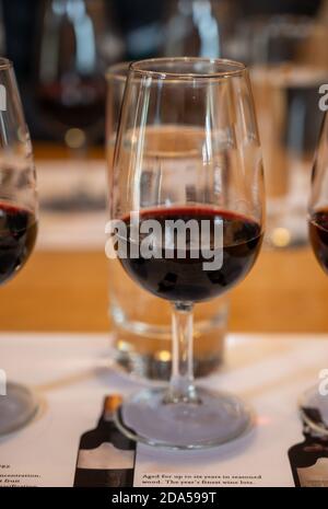 Dégustation professionnelle de différents desserts fortifiés rubis, vins de port tawny en verres dans les caves à vin de Porto, Portugal, gros plan Banque D'Images