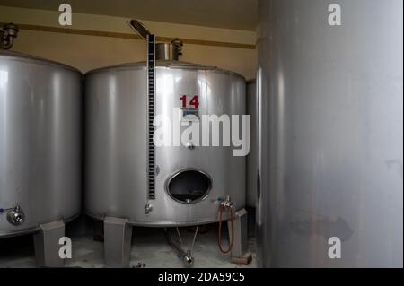 Vinification dans la plus ancienne région viticole du monde, dans la vallée du Douro au Portugal, cuves en acier, production de vin rouge, blanc et Porto. Banque D'Images