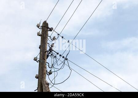 Ancienne électricité électrique avec un câble d'alimentation et des isolants en céramique, fait d'un système de connexion obsolète au réseau public d'électricité prise Banque D'Images