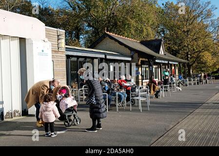 Personnes assises à l'extérieur du Lakeside Cafe Alexandra Palace Park. Octobre Banque D'Images