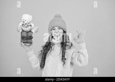 Mon cadeau préféré. prêt pour Noël. nouvelle année approche. préparation de Noël et des commerces. cheerful little girl love présente. petit enfant dans des vêtements chauds tenir cadeaux. hiver jours fériés. Banque D'Images