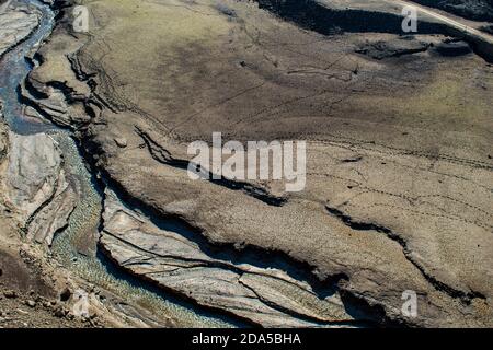 Panorama mort de la désertification à Vagli où passe un petit fleuve grâce à un désert qui signifie que le changement climatique est un monde dégâts à la terre Banque D'Images