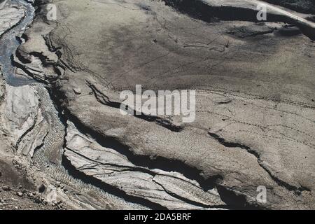 Panorama mort de la désertification à Vagli où passe un petit fleuve grâce à un désert qui signifie que le changement climatique est un monde dégâts à la terre Banque D'Images