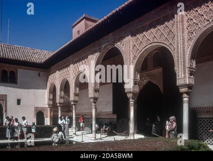 Touristes dans la cour du Palacio Nazaries dans l'Alhambra à Grenade, Espagne, Europe Banque D'Images