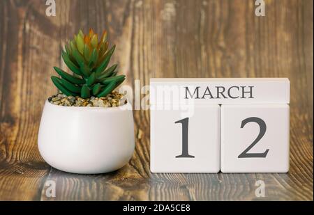Pot de fleurs et calendrier pour la saison des neiges à partir du 12 mars. Heure de printemps. Banque D'Images