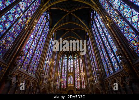 Une partie du vitrail à l'intérieur de la Sainte-Chapelle, la chapelle royale gothique sur l'ile de la Cité à Paris France Banque D'Images