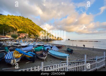 Tôt le matin sur un petit port dans le village italien de Monterosso al Mare, sur la côte ligurienne à Cinque Terre Italie avec des bateaux sur une plage de sable fin Banque D'Images