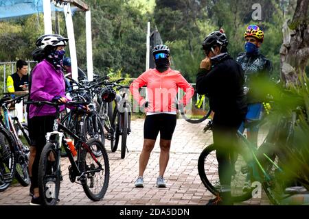 LA CALERA COLOMBIE - OCTOBRE, 2020: Groupe de cyclistes amateurs se reposant après leur arrivée dans le célèbre Alto de patios sur la route entre Bogota Banque D'Images