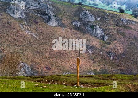 Vue à distance des principaux affleurements de calcaire sur les flancs escarpés de Millers Dale dans le Derbyshire, vue depuis le sommet de Putwell Hill. Banque D'Images