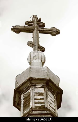 Une vieille croix sur une église orthodoxe russe de 1922. Banque D'Images