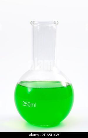Verrerie de laboratoire, expérience scientifique et idée conceptuelle de laboratoire de chimie avec flacon à fond rond contenant du liquide vert isolé sur fond blanc Banque D'Images