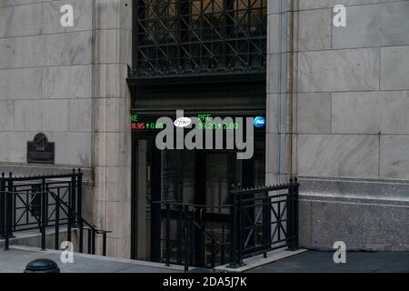 New York, États-Unis. 09ème novembre 2020. Le prix des actions de Pfizer est affiché en haut de l'entrée de NYSE à New York le 9 novembre 2020 après l'annonce des nouvelles sur les vaccins de Pfizer. L'indice Dow Jones Industrial a atteint près de 3%, soit 835 points, après avoir atteint 1,610 points le matin. C'est la réaction du marché à l'annonce de Pfizer que le vaccin qu'ils ont mis au point est efficace à 90 %. Cela a permis de relever les stocks de Pfizer de près de 10 % à la fin de la journée. (Photo de Lev Radin/Sipa USA) crédit: SIPA USA/Alay Live News Banque D'Images