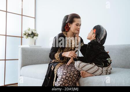 Portrait d'une mère heureuse avec son fils. Le concept javanais dans le salon Banque D'Images