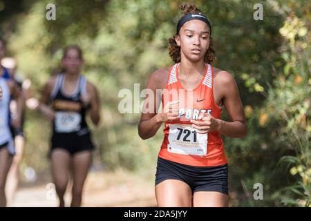 Huntsville, Texas, États-Unis. 9 novembre 2020. Naomi Green de la porte High School est en compétition lors des championnats de cross-country de la région III classe 5A de la Ligue interscolaire de l'Université du Texas (UIL) au parc commémoratif Kate Barr Ross à Huntsville, Texas. Prentice C. James/CSM/Alamy Live News Banque D'Images