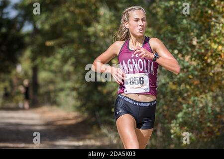 Huntsville, Texas, États-Unis. 9 novembre 2020. Emma Ellis, de l'école secondaire Magnolia, participe aux championnats de cross-country de la région III classe 5A de la Ligue interscolaire de l'Université du Texas, au parc commémoratif Kate Barr Ross à Huntsville, Texas. Prentice C. James/CSM/Alamy Live News Banque D'Images