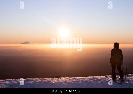 Vue sur le mont Taranaki depuis Turoa Skifield, snowboardeuse en arrière-plan, saison d'hiver, Nouvelle-Zélande Banque D'Images