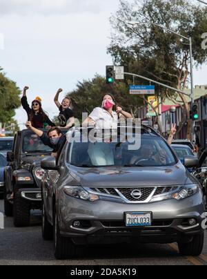 Les gens dansent et ondulent de leur voiture, se levant du toit ouvrant et des fenêtres pour célébrer la victoire de Joe Biden contre Donald Trump à West Hollywood. Banque D'Images