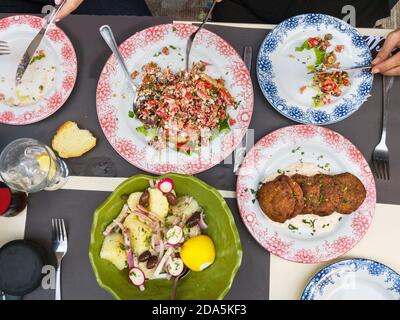 Mezedes grecques et salades traditionnelles sur une table, cuisine méditerranéenne, vue sur le dessus Banque D'Images