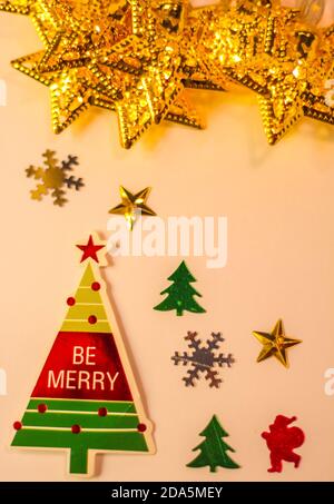 Composition de Noël. Les cadeaux, les branches de sapins, décorations rouge sur fond blanc. L'hiver, Noël, nouvel an concept. Mise à plat, vue du dessus, copiez sp Banque D'Images