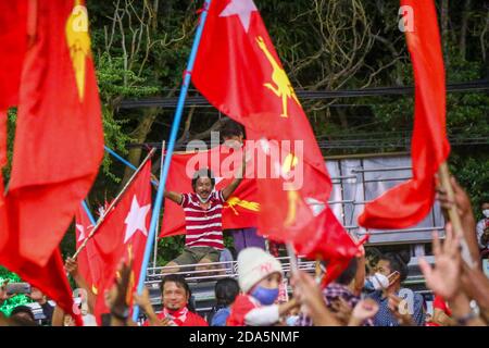 Les partisans de la Ligue nationale pour la démocratie (NLD) célèbrent devant leur bureau régional pour la victoire.des milliers de NLD Ligue nationale pour la démocratie (Ligue nationale pour la démocratie) Les soutiens se sont emparés dans les rues de Mandalay pour célébrer la victoire du parti alors que les responsables de la NLD ont annoncé qu'ils étaient confiants dans une victoire écrasante lors des élections législatives du week-end. Banque D'Images