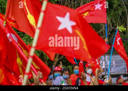 Les partisans de la Ligue nationale pour la démocratie (NLD) célèbrent devant leur bureau régional pour la victoire.des milliers de NLD Ligue nationale pour la démocratie (Ligue nationale pour la démocratie) Les soutiens se sont emparés dans les rues de Mandalay pour célébrer la victoire du parti alors que les responsables de la NLD ont annoncé qu'ils étaient confiants dans une victoire écrasante lors des élections législatives du week-end. Banque D'Images