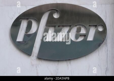 Un logo Pfizer vu à l'extérieur de leur siège social à New York.la société pharmaceutique Pfizer a annoncé des résultats positifs dès les premiers mois de son essai de vaccin COVID-19 et s'est avérée efficace à 90 % pour prévenir l'infection du virus. Banque D'Images