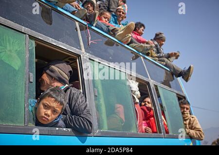 Sindhupalchowk, Népal, janvier 2016. Bus surchargé de passagers. Banque D'Images