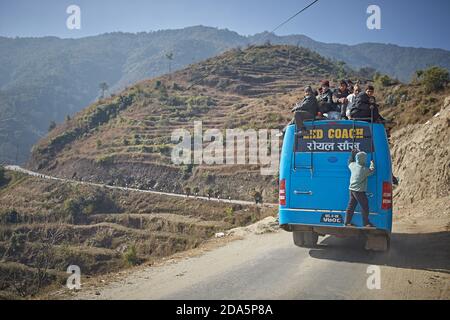 Sindhupalchowk, Népal, janvier 2016. Bus surchargé de passagers. Banque D'Images