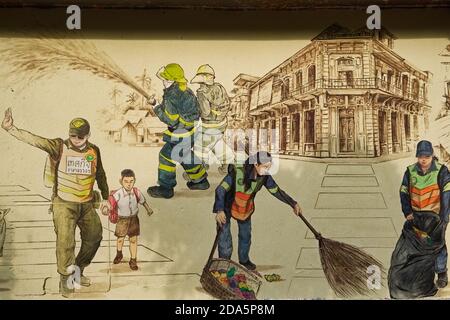 Une fresque à Ong Ang Walking Street par Klong Ong Ang, Chinatown / Phahunat, Bangkok, Thaïlande, représentant des nettoyeurs de routes, des pompiers et un policier au travail Banque D'Images