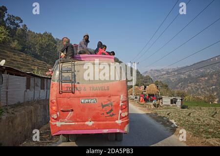 Sindhupalchowk, Népal, janvier 2016. Bus surchargé de passagers. Banque D'Images