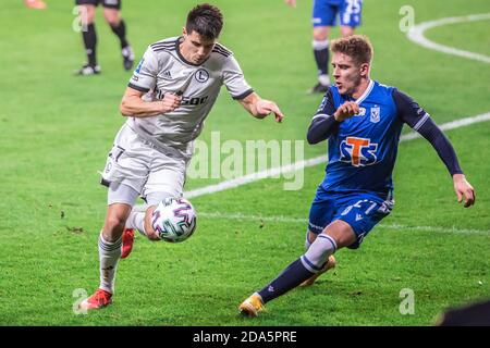 Bartosz Kapustka de Legia et Michal Skoras de Lech sont vus en action pendant le match de la Ligue PKO Ekstraklasa entre Legia Warszawa et Lech Poznan au Maréchal Jozef Pilsudski Legia Warsaw Municipal Stadium. (Note finale; Legia Warszawa 2:1 Lech Poznan) Banque D'Images