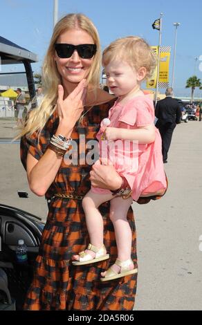 Homestead, États-Unis d'Amérique. 20 novembre 2011. HOMESTEAD, FL - NOVEMBRE 20 : (COUVERTURE EXCLUSIVE) chauffeur de voiture de course Jimmie Johnson, femme Chandra Janway (M. 10-déc-2004) avec leur jeune fille Geneviève Marie Johnson ou GM pour courte durée à la NASCAR Sprint Cup Series Ford 400 au Homestead-Miami Speedway le 20 novembre 2011 à Homestead, Floride personnes: Chandra Janway Johnson, Geneviève Marie Johnson crédit: Storms Media Group/Alay Live News Banque D'Images