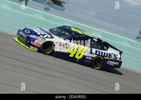 Homestead, États-Unis d'Amérique. 21 novembre 2010. HOMESTEAD, FL - 21 NOVEMBRE : Jimmy Johnson célèbre son cinquième championnat de Nascar conectutif avec sa femme Shandra et sa fille Geneviève Marie au NASCAR Ford 400 au Homestead-Miami Speedway le 21 novembre 2010 à Homestead, Floride. Personnes: Jimmy Johnson crédit: Storms Media Group/Alay Live News Banque D'Images