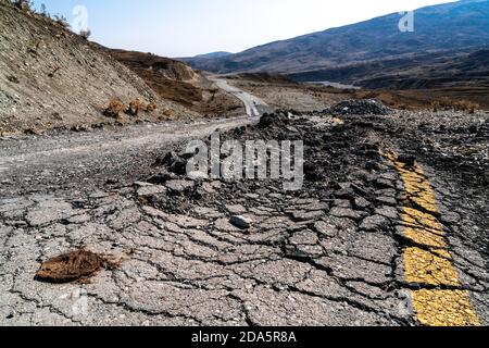 La route asphaltée détruite, les conséquences du tremblement de terre Banque D'Images