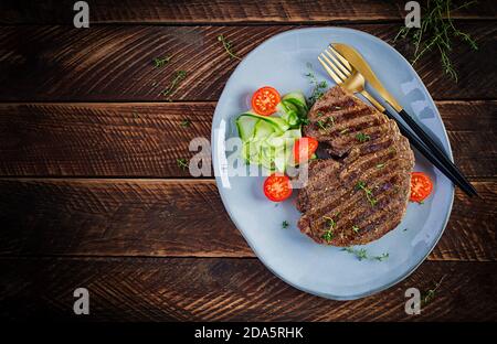 Steak grillé juteux bœuf moyen rare avec épices et salade fraîche. Vue de dessus, au-dessus de la tête, plat Banque D'Images