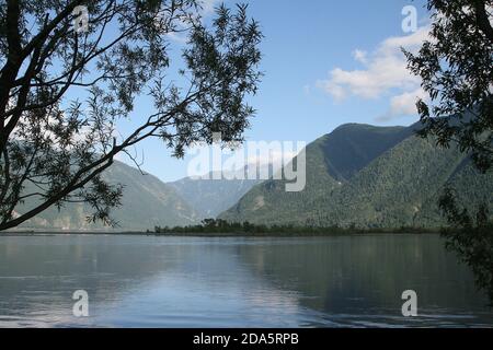 Lac Teletskoe profond dans l'Altaï en été Banque D'Images