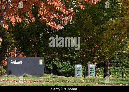 Panneau Microsoft à l'entrée du campus du siège de Redwest à Redmond, Washington, États-Unis. Biden Harris Démocrates signe politique au premier plan. Banque D'Images