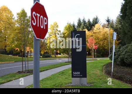 Panneau du bâtiment Redwest du siège social de Microsoft à l'entrée du campus, panneau stop au premier plan et arbres de couleur d'automne en arrière-plan. Redmond, WA, États-Unis Banque D'Images