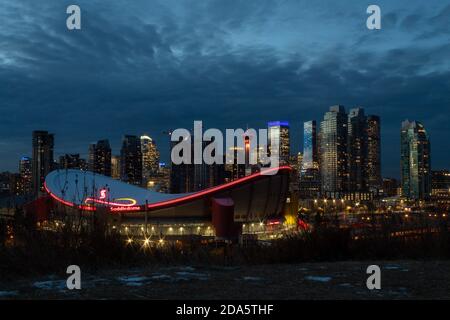 Scotiabank Saddledome devant le Skyline de Calgary de Scotsman Côte Banque D'Images