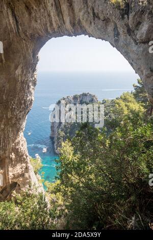 Vue sur la roche naturelle avec la mer en arrière-plan. Cadrage vertical. Île de Capri, Italie. Banque D'Images