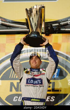 Jimmie Johnson, pilote de la Chevrolet Lowe #48, célèbre avec le trophée coupe Nextel après avoir remporté le championnat de la série coupe Nextel de NASCAR à la suite de la Ford 400 à Homestead - Miami Speedway le 18 novembre 2007 à Homestead, en Floride. Crédit : mpi04/MediaPunch Banque D'Images