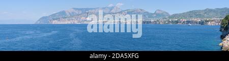 Panorama de la côte amalfitaine avec les falaises et les montagnes de Sorrente et la mer Méditerranée, depuis la plage de Regina Giovanna dans le golfe de Naples, Campany, Banque D'Images