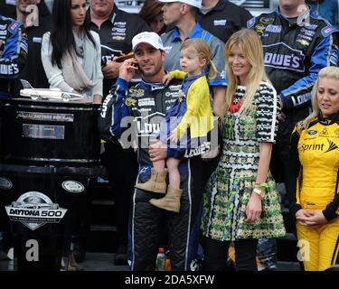 DAYTONA BEACH, FL - 24 FÉVRIER : Jimmie Johnson remporte la 55e course du Daytona 500 au Daytona International Speedway le 24 février 2013 à Daytona Beach, Floride. Personnes: Jimmie Johnson Chandra Janway Geneviève Johnson crédit: Hoo-me / MediaPunch Banque D'Images