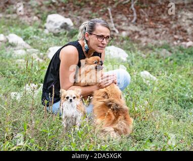 les jeunes pomeraniens et les femmes se repient dans la nature, en automne Banque D'Images