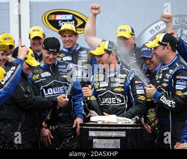 DAYTONA BEACH, FL - 24 FÉVRIER : Jimmie Johnson remporte la 55e course du Daytona 500 au Daytona International Speedway le 24 février 2013 à Daytona Beach, Floride. Personnes: Jimmie Johnson crédit: Hoo-me / MediaPunch Banque D'Images