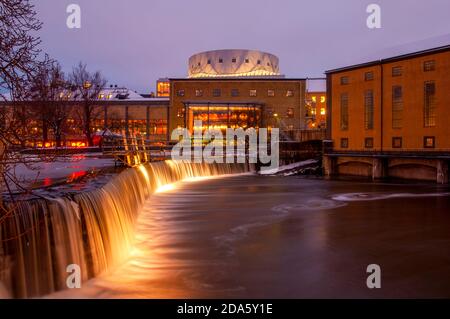 Motala ström et Louis de Geer dans la lumière du soir, Norrköping, Suède, Sverige Banque D'Images