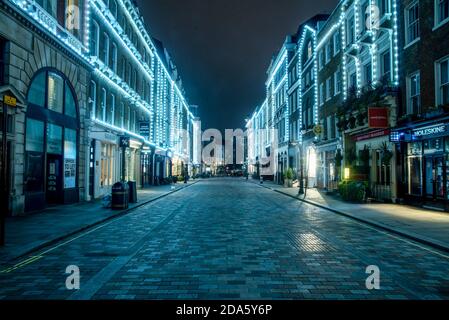 Londres, Royaume-Uni. 08 novembre 2020. Les illuminations de Noël sont illustrées sur les bâtiments d'une rue vide Kings Street. Crédit : SOPA Images Limited/Alamy Live News Banque D'Images