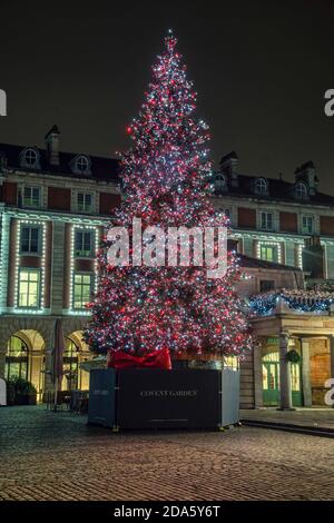 Londres, Royaume-Uni. 08 novembre 2020. Vue sur la place Covent Gardenís avec son sapin de Noël. Crédit : SOPA Images Limited/Alamy Live News Banque D'Images