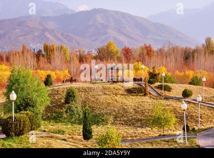 Parc de la ville avec un belvédère sur le fond des montagnes en automne Banque D'Images